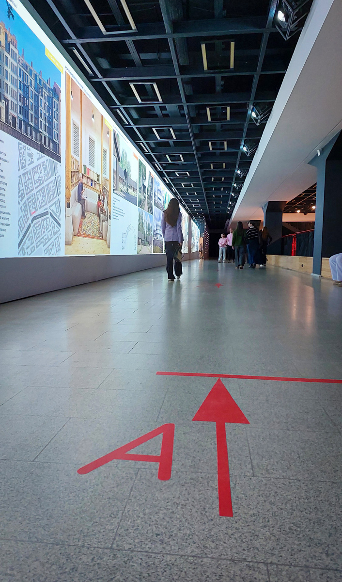 Чертежная стилистика использована в оформлении выставочного пространства)