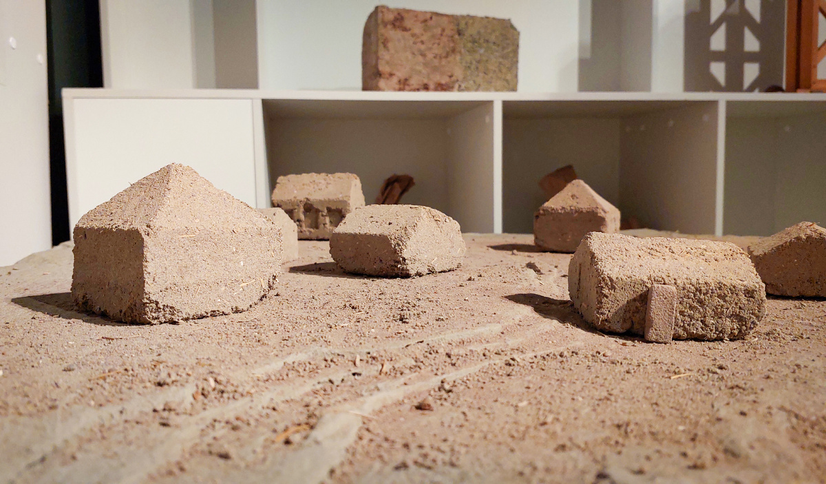 Когда палки закончились;)
Новый строительный материал - ЛЕМ. Смесь глины, песка, мелких камешков. Экологично, практично, симпатично)