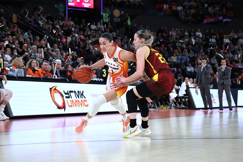    За тем, как баскетболистки УГМК (в светлом) брали очередной титул, следили 6514 зрителей. / Татьяна Андреева