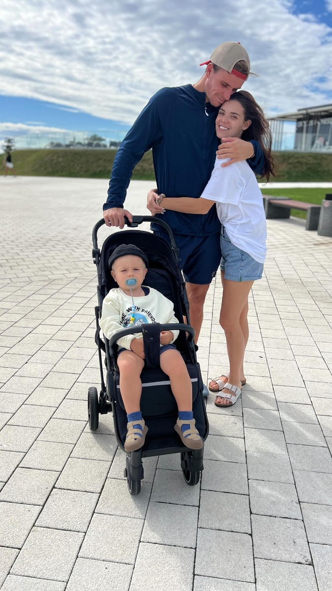    Аделина Сотникова с Дмитрием Попко и сыном АдрианомСоцсети