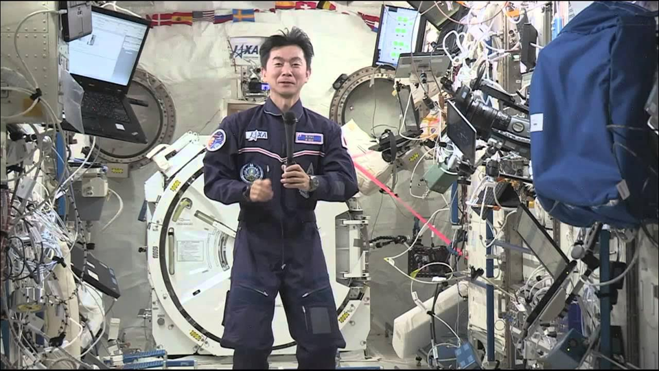 Кимия Юи участвует в ТВ-сеансе связи с борта МКС. Фото: JAXA