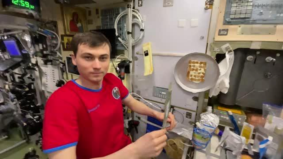 Алексей Зубрицкий готовит угощение на МКС. Фото: Роскосмос