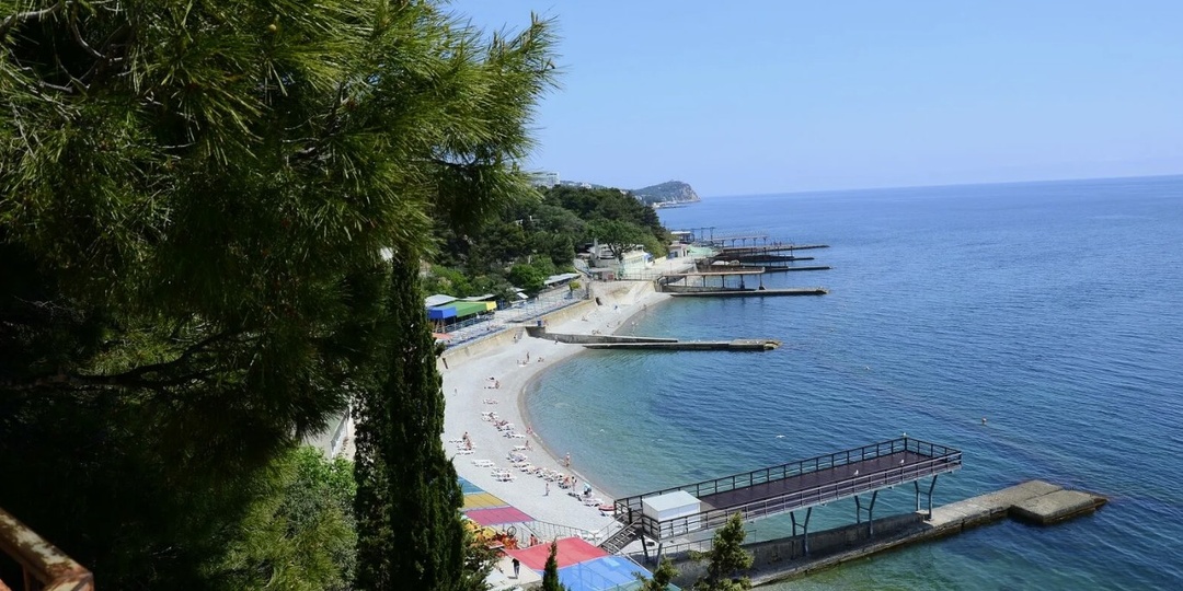 Пляжи у посёлка Кореиз в Крыму находятся у подножия горы Ай-Петри и радуют чистой водой. Море здесь спокойное, а вокруг растут кипарисы