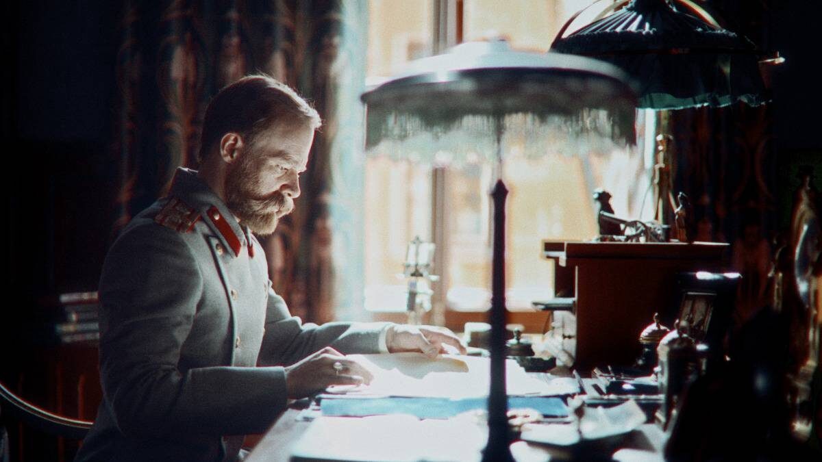    Кадр из многосерийного фильма «Хроники русской революции»: Никита Ефремов в роли императора Николая II. Неоднозначная фигура последнего российского императора трактуется Андреем Кончаловским тоже по-своему: это глубокая, трагическая, но в чем-то сентиментальная личность / Фото: Телеканал «Россия»