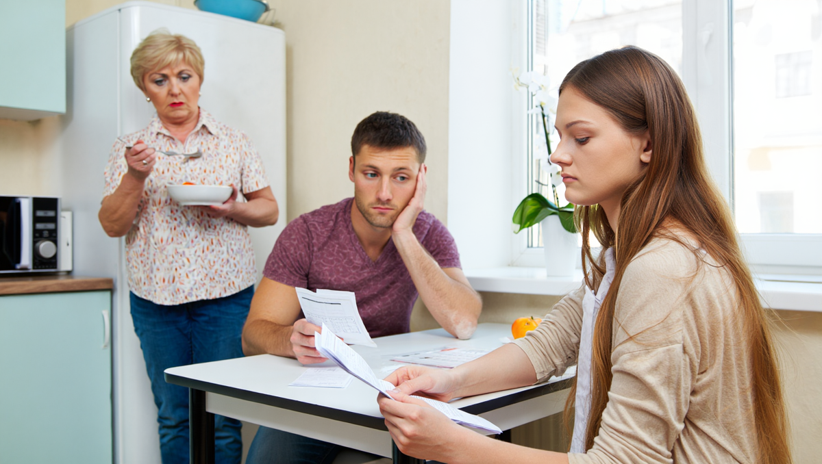 - Значит, вы приехали на неделю, а живете уже третий месяц - подсчитала Ольга, раскладывая счета перед родственниками мужа.