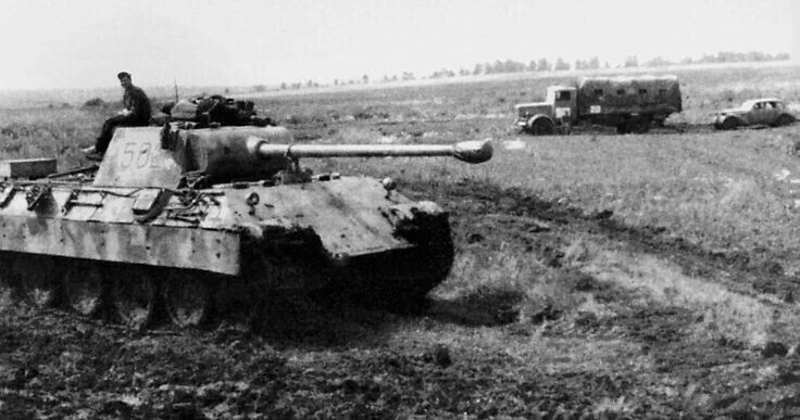 Танк Т-V "Пантера" в составе танкового полка. Сзади полноприводный грузовик и штабной легковой автомобиль. Фото из открытых источников