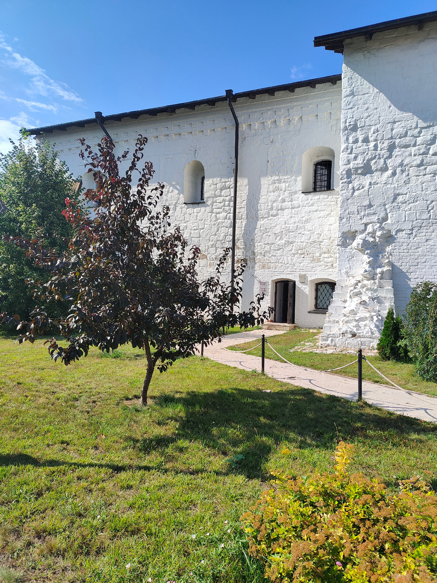 Вход в келью, по которому мы зашли. Фото автора.