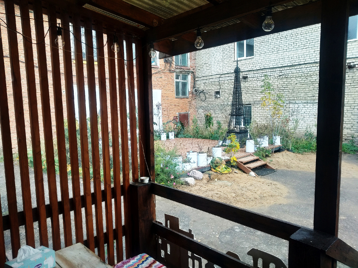 Вид на Эйфелеву башню с веранды кондитерской, фото автора