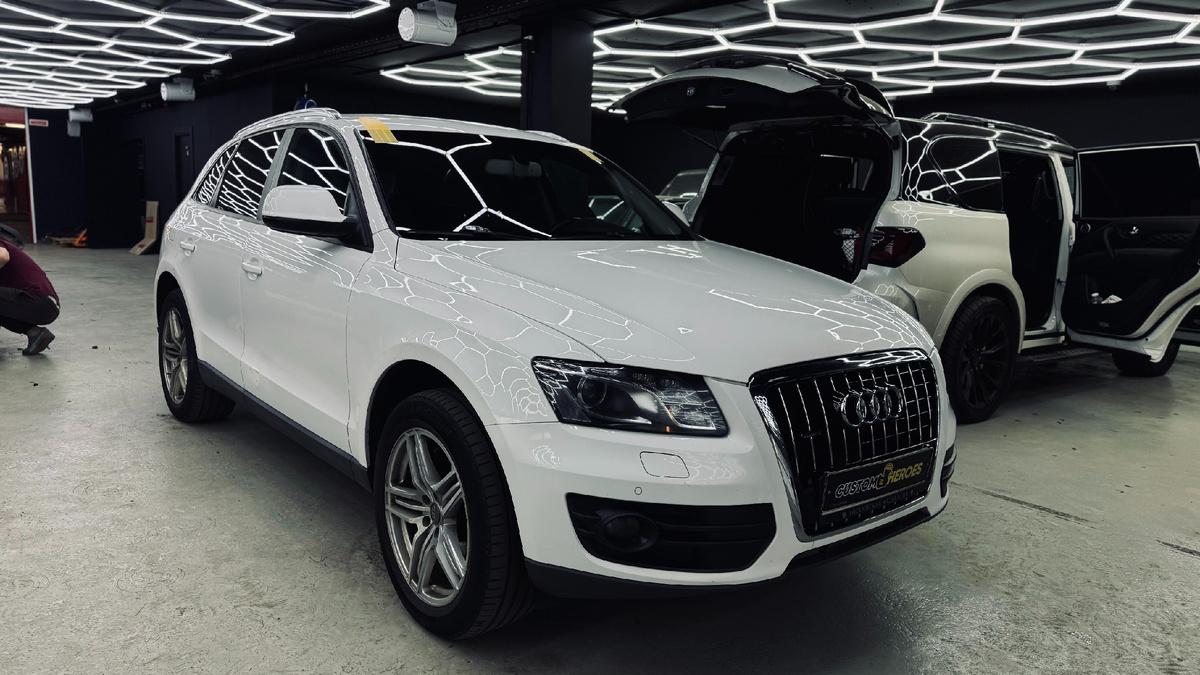 Источник фото: https://custom-heroes.ru/raboty/vid-uslugi/avtosvet/remont/audi-q5-zamena-stekol-far-linz-aozoom-mini-q1-i-obnovlenie-ptf/