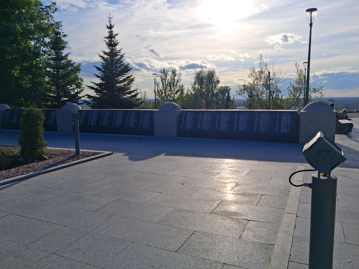 Мемориальные плиты с фамилиями воинов-интернационалистов. Фото автора. 