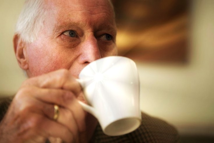 И да, не пей кофе на голодный желудок, если есть проблемы с ЖКТ. Лучше съешь что-то легкое, вроде яйца или яблока. Тогда получишь только плюсы без раздражения желудка.