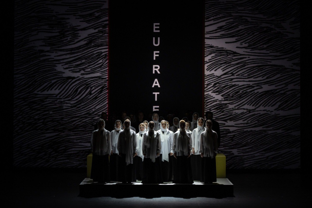 Набукко, сцена из спектакля, фото с официального сайта "Новой оперы"