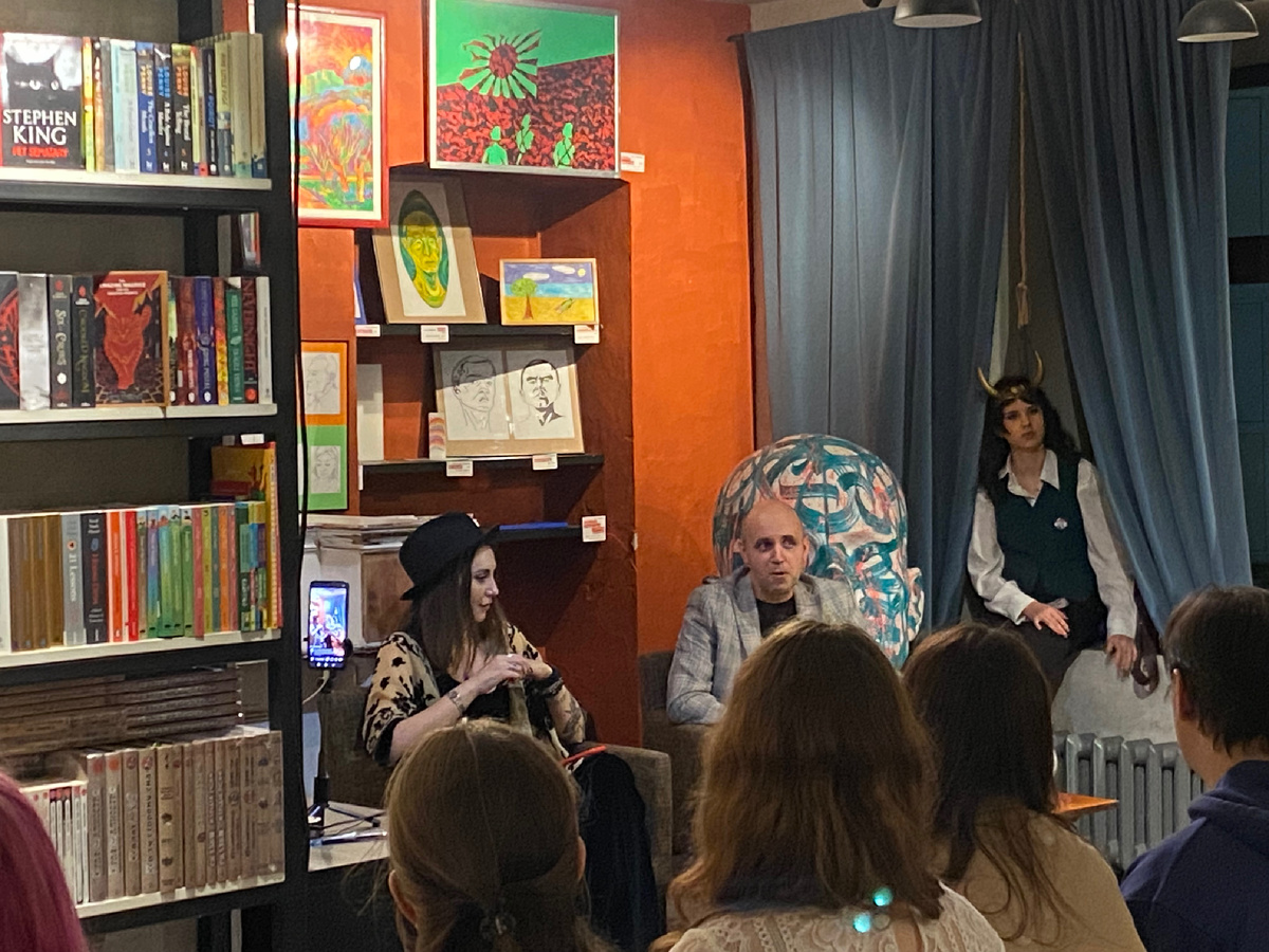 Олег Яковлев и Лери Пэн. Обстановка немножечко хэллоуинская.