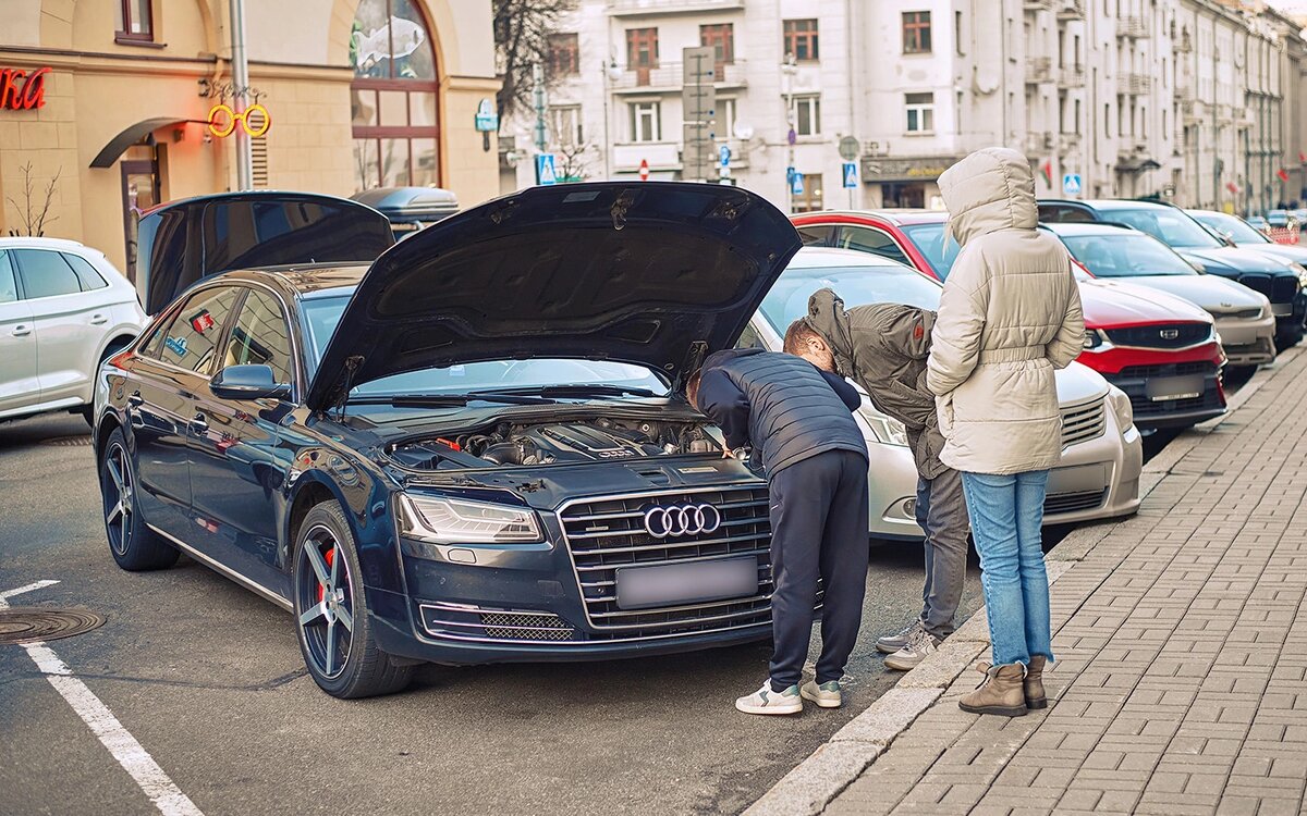 При получении транспортного средства важно тщательно осмотреть его снаружи и изнутри. Все вмятины, царапины и мелкие повреждения нужно зафиксировать в акте (Фото: Tricky_Shark / Shutterstock / FOTODOM)