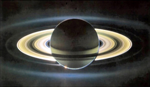 Credit: NASA/JPL/SpaceScienceInstitute
Снимок диска плотных колец Сатурна радиусом более 200 тыс. км. Внизу видна точка солнечного света. Солнце находится за Сатурном на расстоянии 1,2 млрд. км. Прозрачность колец подтверждает, что кольца состоят из космического водяного льда.