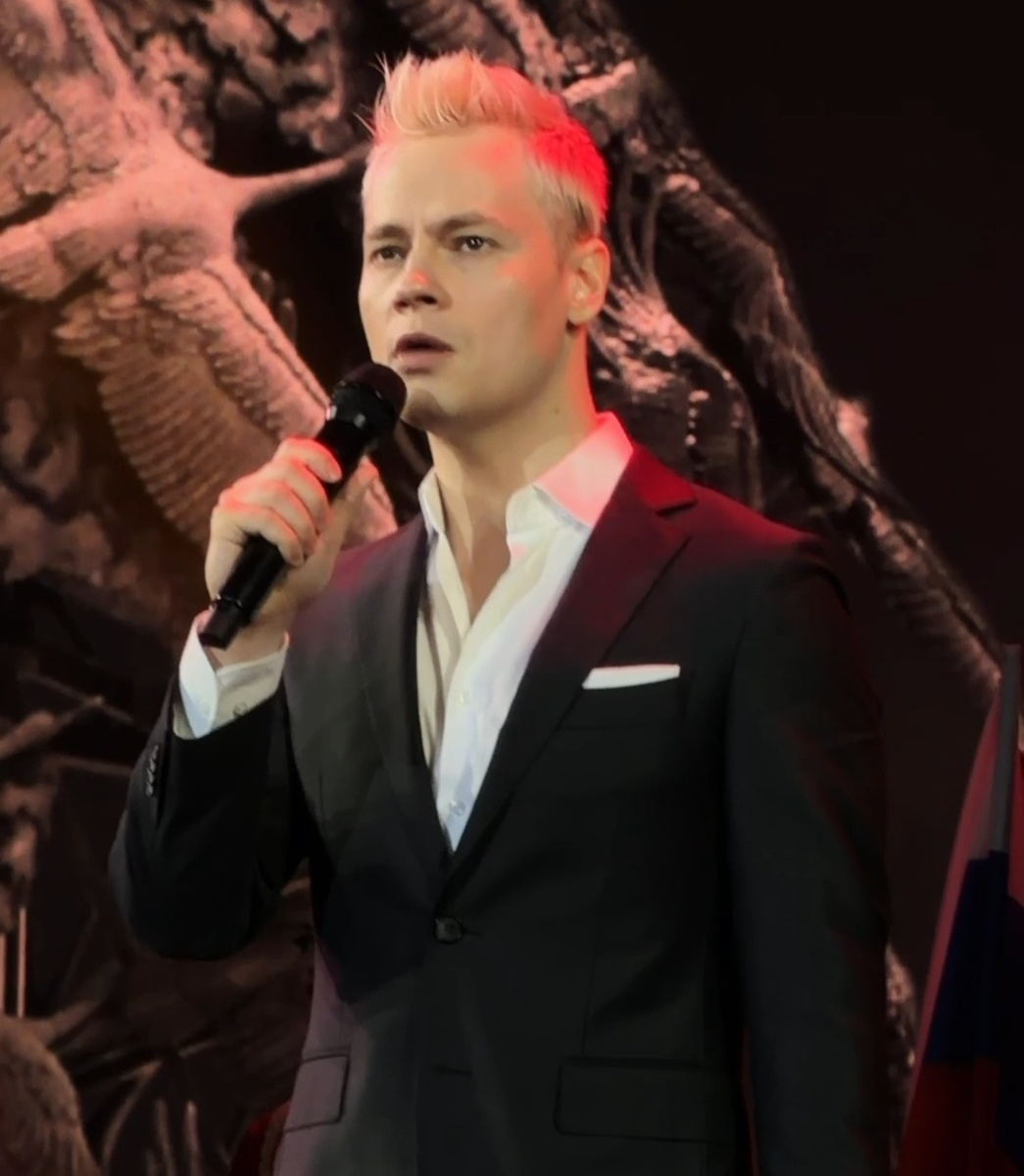 И в простом костюме остаётся непохожим на других! Из интернета 