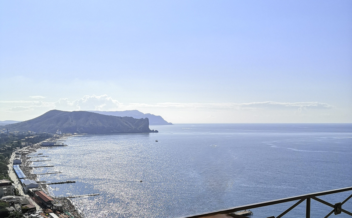 Вид на Меганом (дальний на фото) со смотровой площадки Судакской крепости. Фото: автор