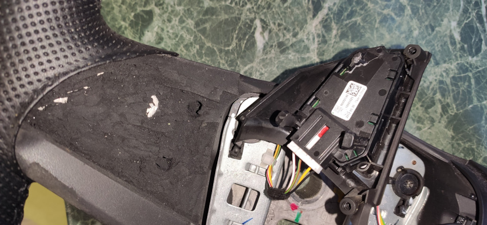 Так выглядит процесс «вживления» кнопки в руль. Главное — аккуратность и неторопливость.