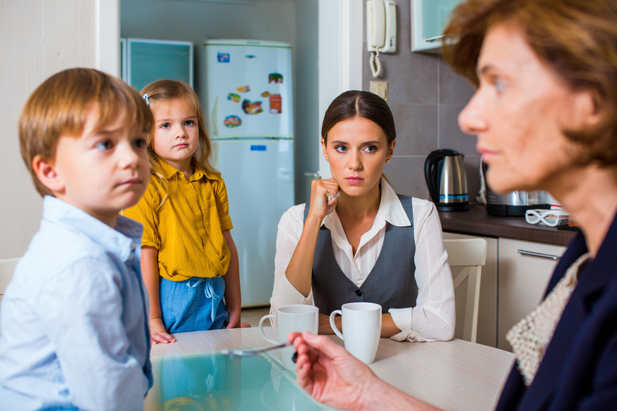 - В моём доме, с моими детьми я справлюсь лучше любого советчика со стороны, - объяснила я свекрови, предлагавшей переехать к нам.