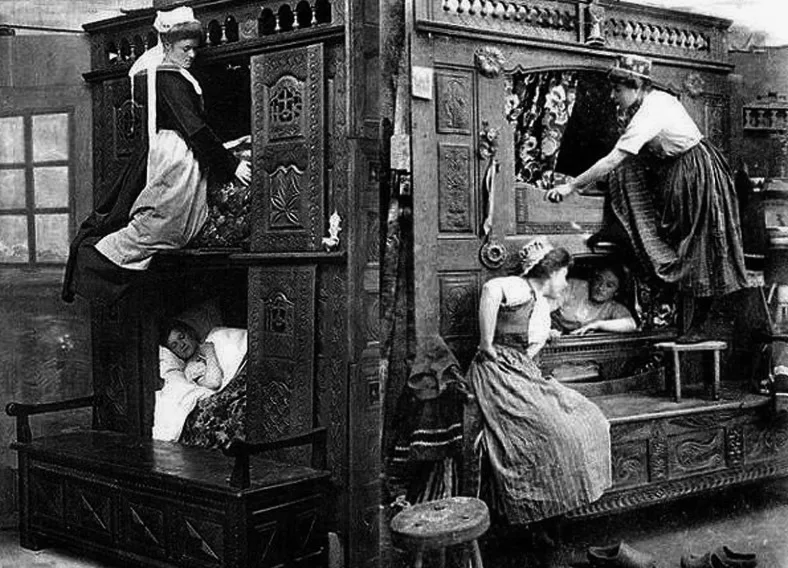 Раньше не редки были случаи когда семья жила в одной комнате, чтобы добиться уединения, хоть какого-то, придумали кровати - шкафы. А ещё в таких шкафах было теплее и дверки шкафа сдерживали грызунов. В России такие шкафы - кровати пользовались успехом только у знати. Но делались они более открытыми. на них было больше украшений. И были такие кровати намного просторней.