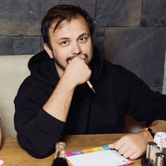 Видео сгенерировано в Grok Imagine. Я не знаю этого мужика 🙃 и у меня никогда не было печатной машинки