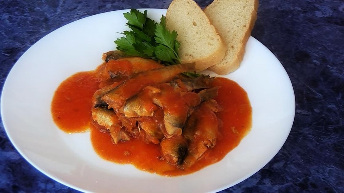 Я сам в детстве ел кильку без особого энтузиазма - кто бы её тогда ел ради пользы? Это была привычка, которая передавалась с кухни в кухню. Но сейчас, когда я вижу, сколько людей после пятидесяти лет страдает от проблем с сердцем и сосудами, я понимаю - килька была настоящей находкой.