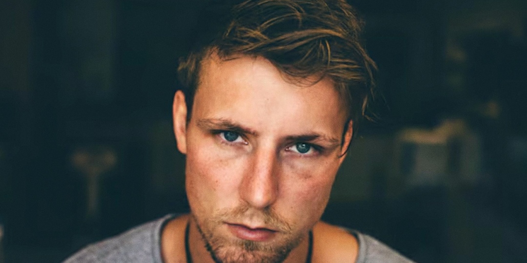 Он делает вид, что вы ничего не значите? Но на самом деле всё наоборот