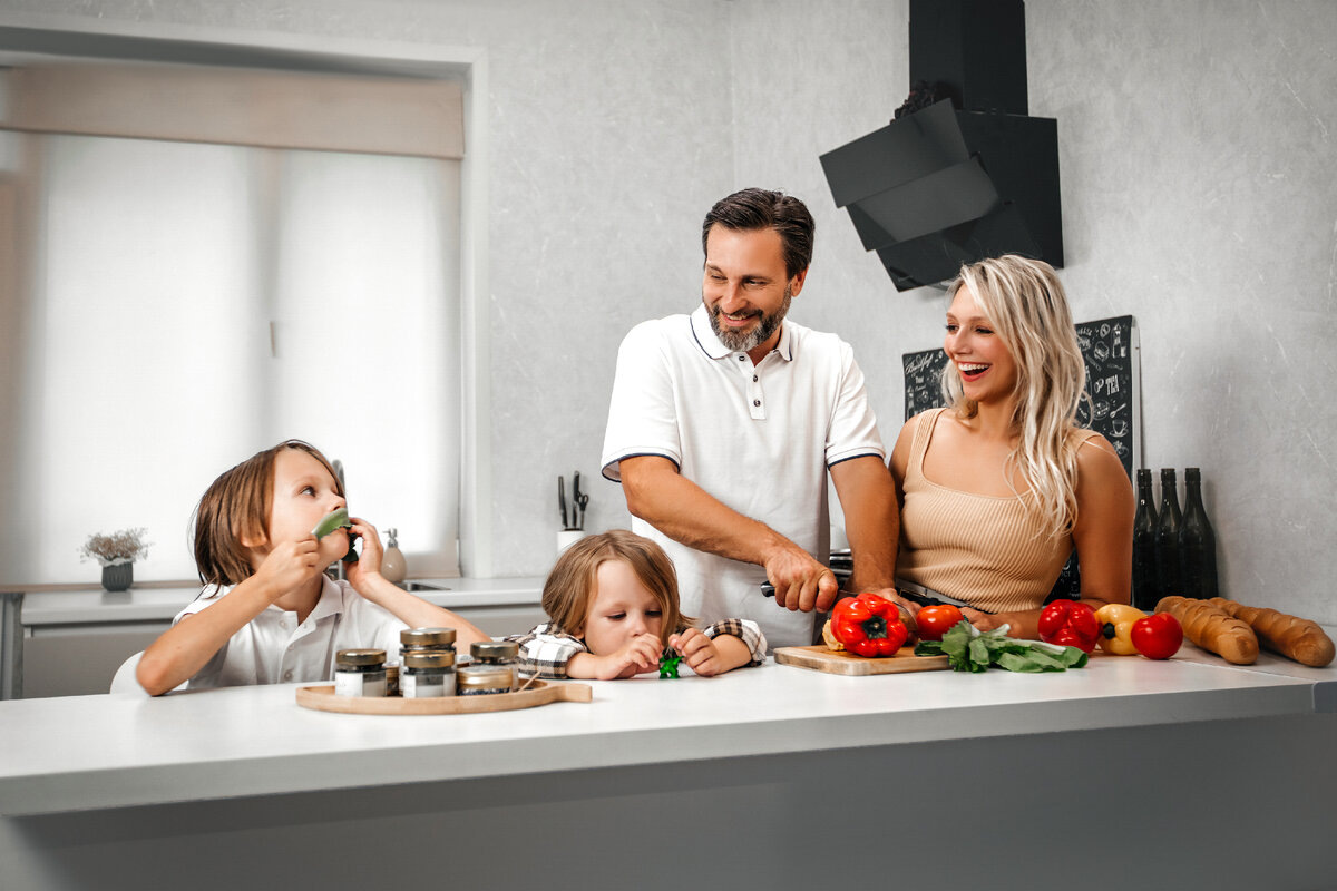 Странное фото, мужчина режет перец не глядя, опасно...