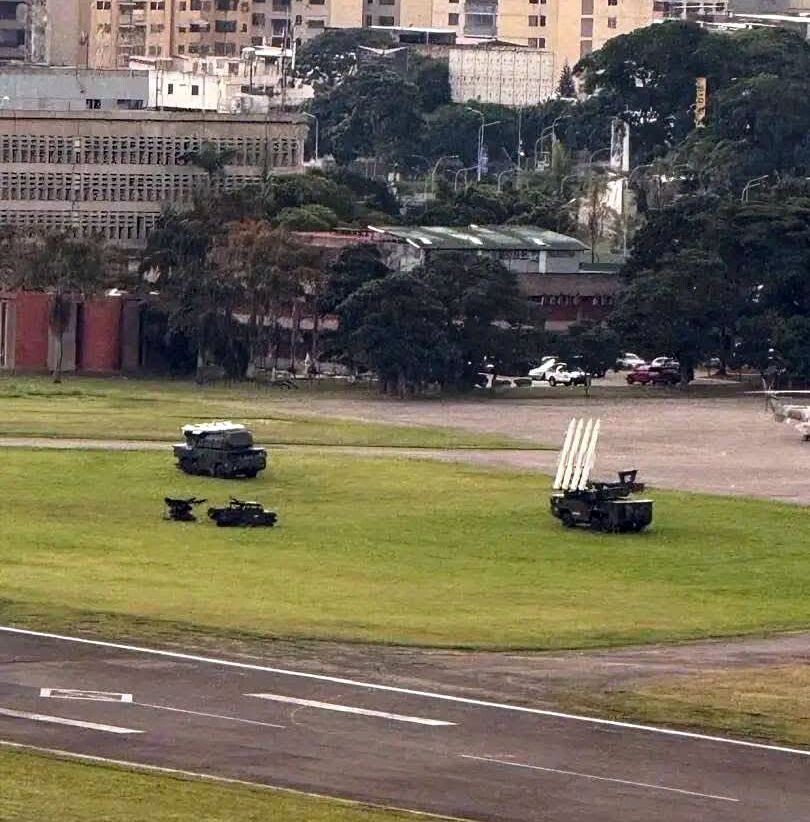 Зенитно-ракетные комплексы «Бук-М2Э», развёрнутые на авиабазе имени генералисимуса Франсиско де Миранды в Каракасе, октябрь 2025 года