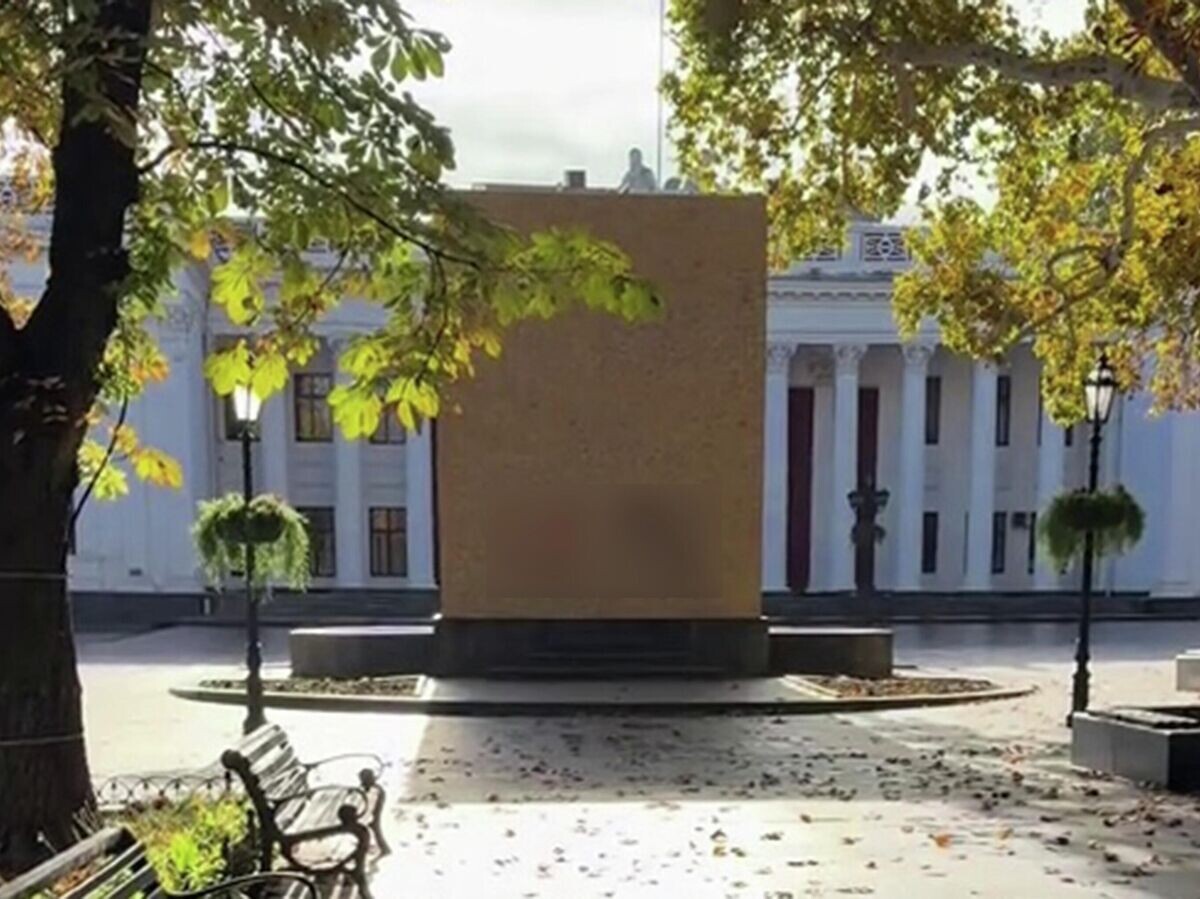    Закрытый фанерой памятник русскому поэту Александру Пушкину в Одессе © Соцсети