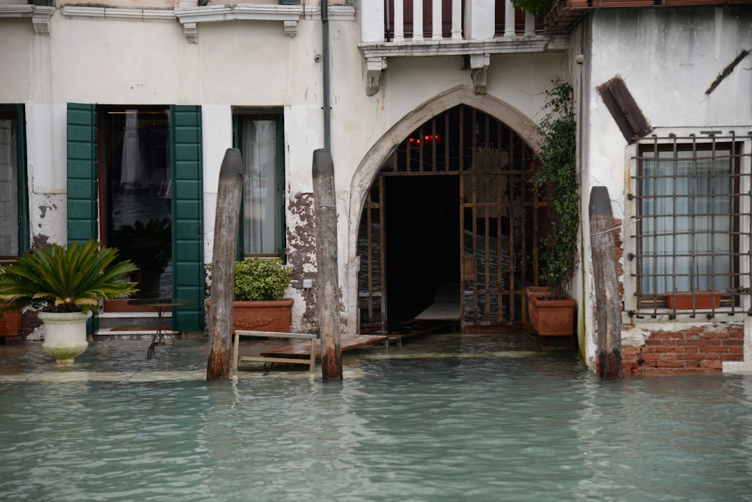    Деньги за дождь: как семья из Новосибирска выиграла 252 тыс. руб. у туроператора после наводнения на