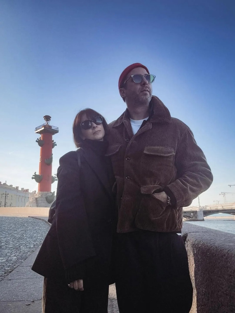 Одна фотография сделана недавно, супруги снялись на Васильевском острове в Санкт-Петербурге. Фото: соцсети.