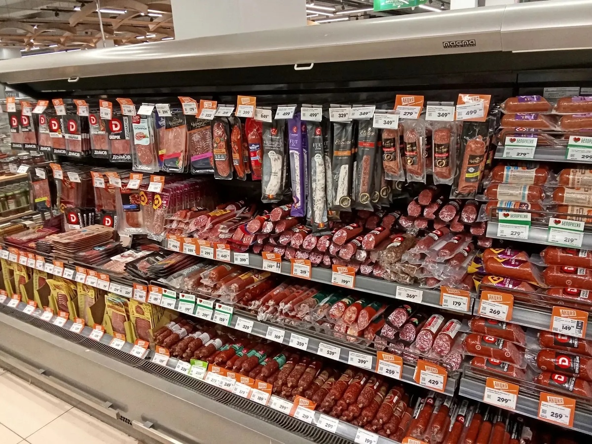 Фото автора статьи. Колбасные ряды от Беларусии. Загляденье!