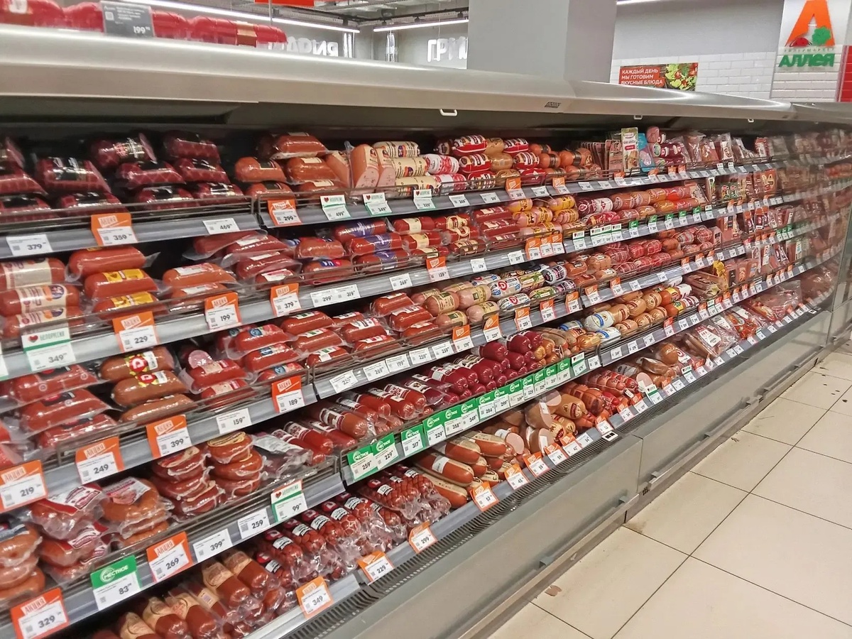 Фото автора статьи. Ряды от России, изобильно, но плохо, что в колбасы стали вкладывать курицу.