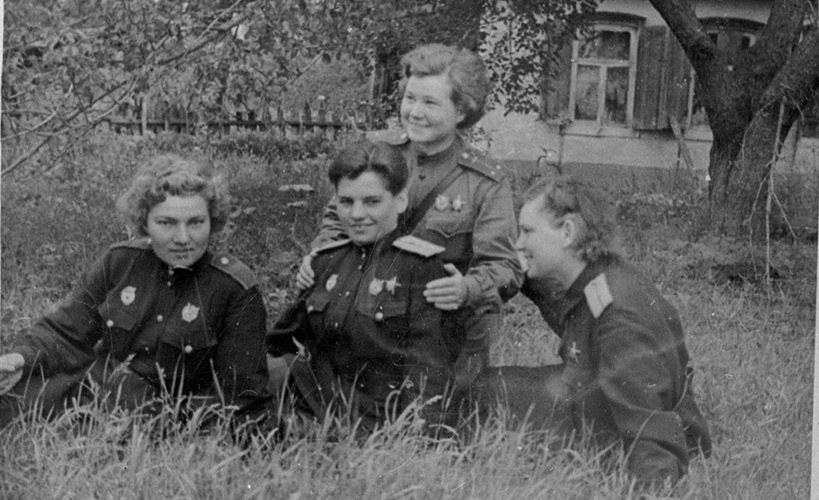 Летчицы 46-го женского авиационного полка Таманской дивизии. Каширина Глафира Алексеевна - слева. Автор - Евгений Халдей, 1943 год, г. Новороссийск, МАММ/МДФ.
