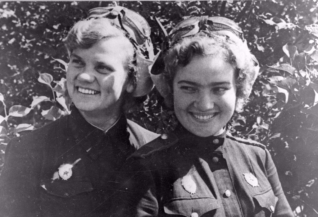 Штурман Глафира (Ирина) Каширина (справа) и летчица Мария Никитина (слева). Автор - Евгений Халдей, 1943 год, г. Новороссийск, МАММ/МДФ.