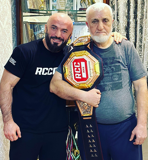 Мухаммад с отцом .