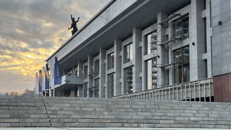     Площадь Сахарова. Театр драмы Федор Позников