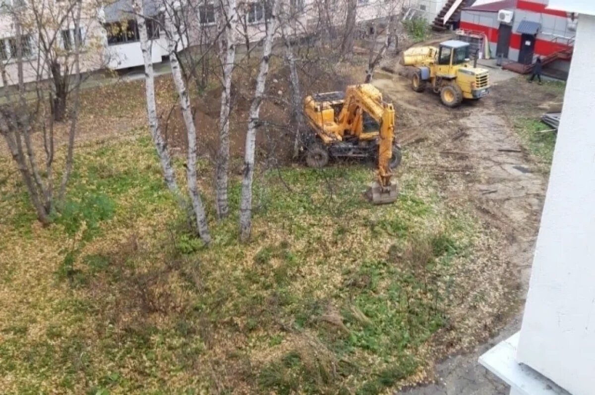    Тяжелая техника уничтожила насаждения между домами в Южно-Сахалинске