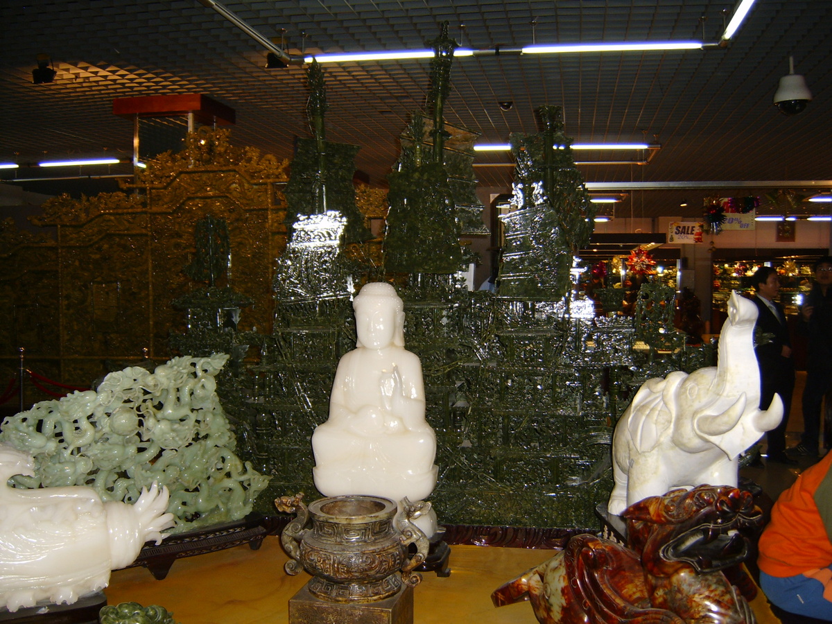 Образцы нефритовых изделий в магазине, Пекин