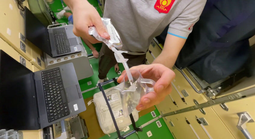     Кирилл Песков показал космическое чаепитие