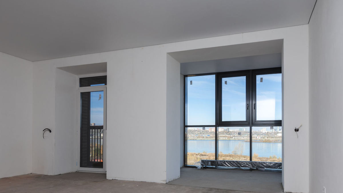 Вид на Енисей в одной из квартир с витражным эркером.