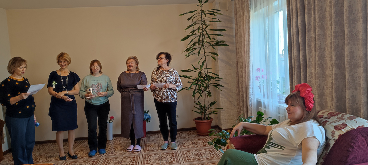 Девчонки поздравляют именинницу