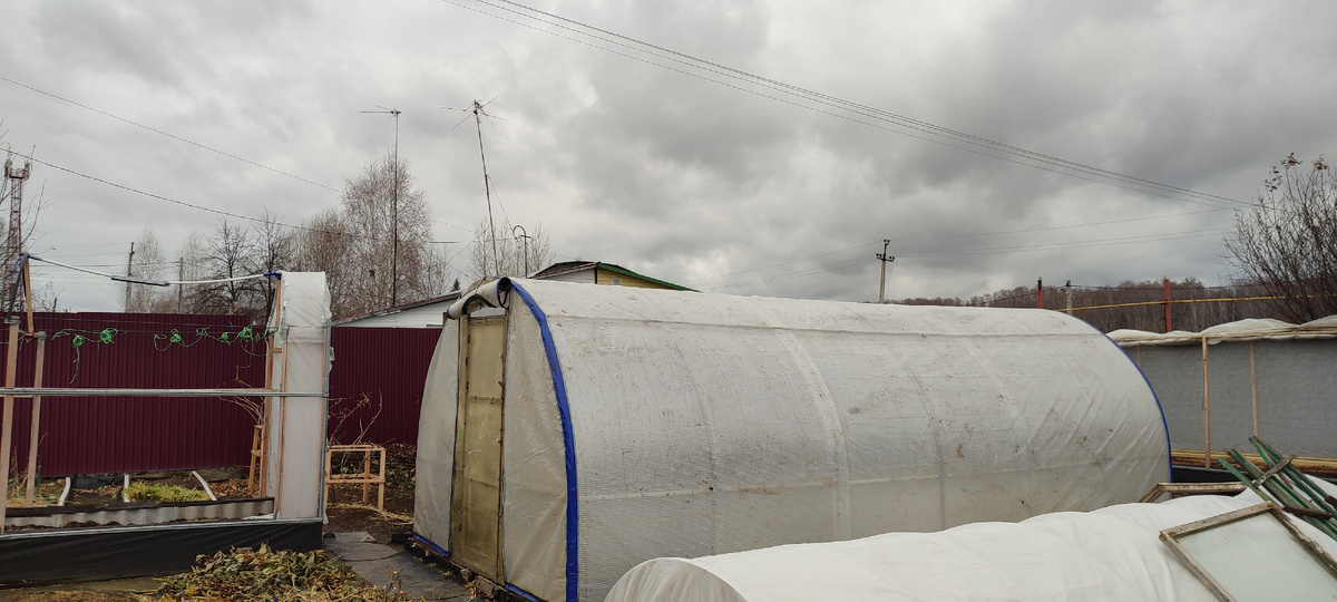 Наверное у меня одной, на теплице сразу и поликарбонат и чехол 😊. Зато теперь в теплице весной, будет гораздо теплее. 