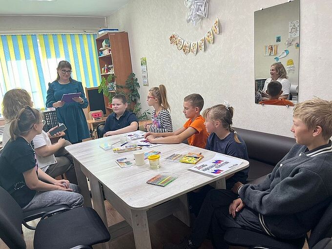 Дети слушают Першину Веронику Вячеславовну