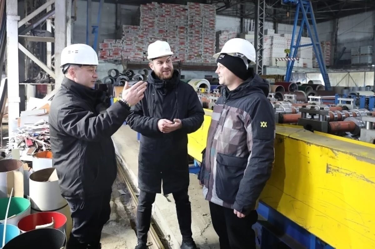    На групповом снимке (слева направо): руководитель отдела продаж ООО "МегаМет" Иван Солонарь, эксперт-аналитик КРКК Вячеслав Карагодин, руководитель производства ООО "МегаМет" Денис Крылов.