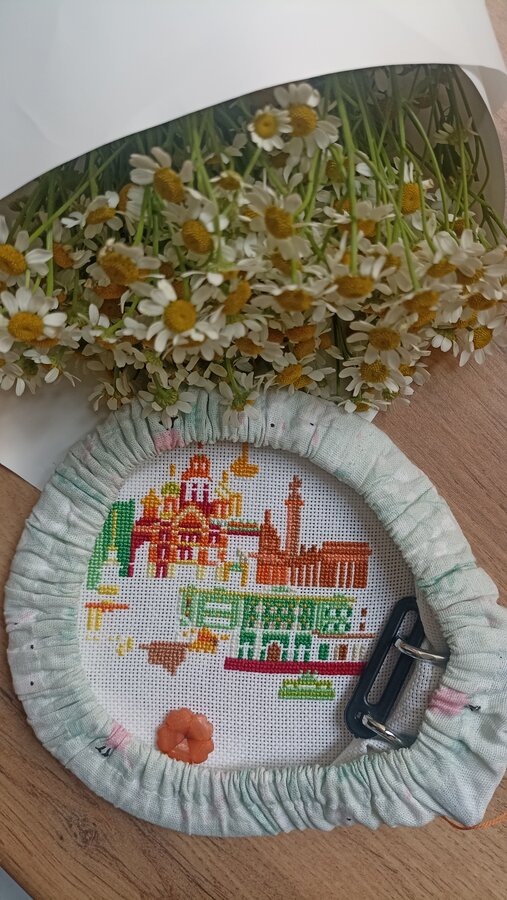 Уже виден изумруд Эрмитажа, луковки Спаса-на-Крови, колонны Казанского Собора.