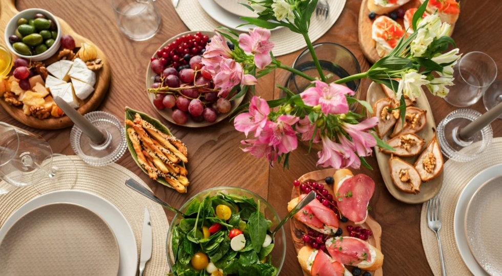 Дешевая еда, которая выглядит дорого: что готовить для гостей без больших трат