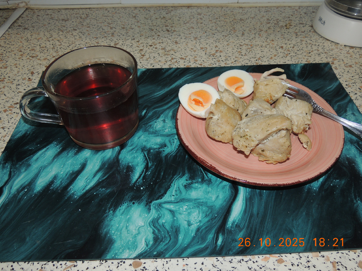 Индейка на пару. Яйцо. Чай черный.