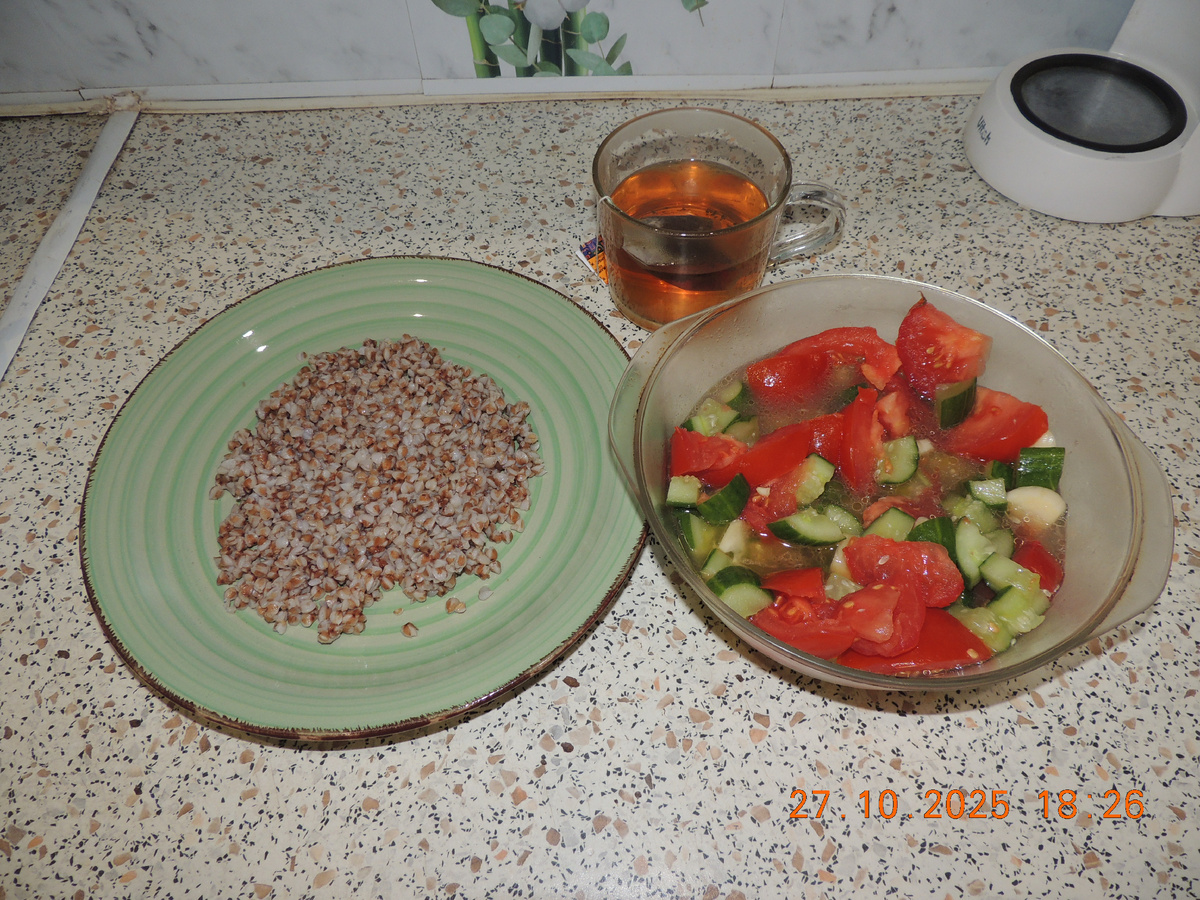 Гречка, салат из помидоров и огурцов. Чай черный.
